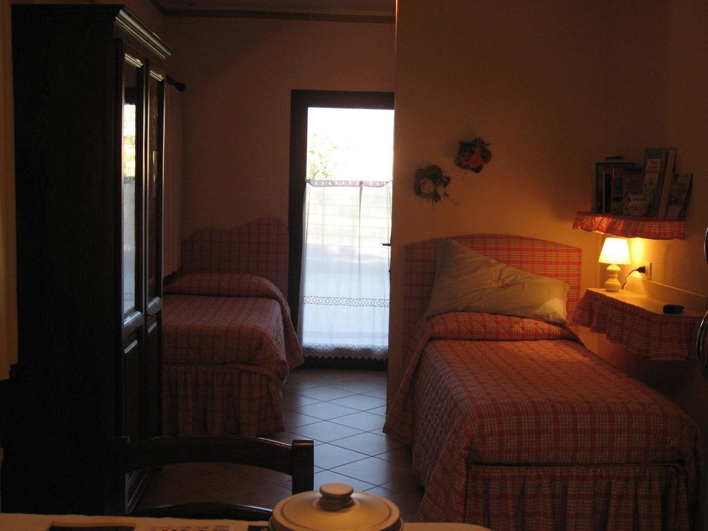 Bed And Breakfast Zia Calci Habitación foto